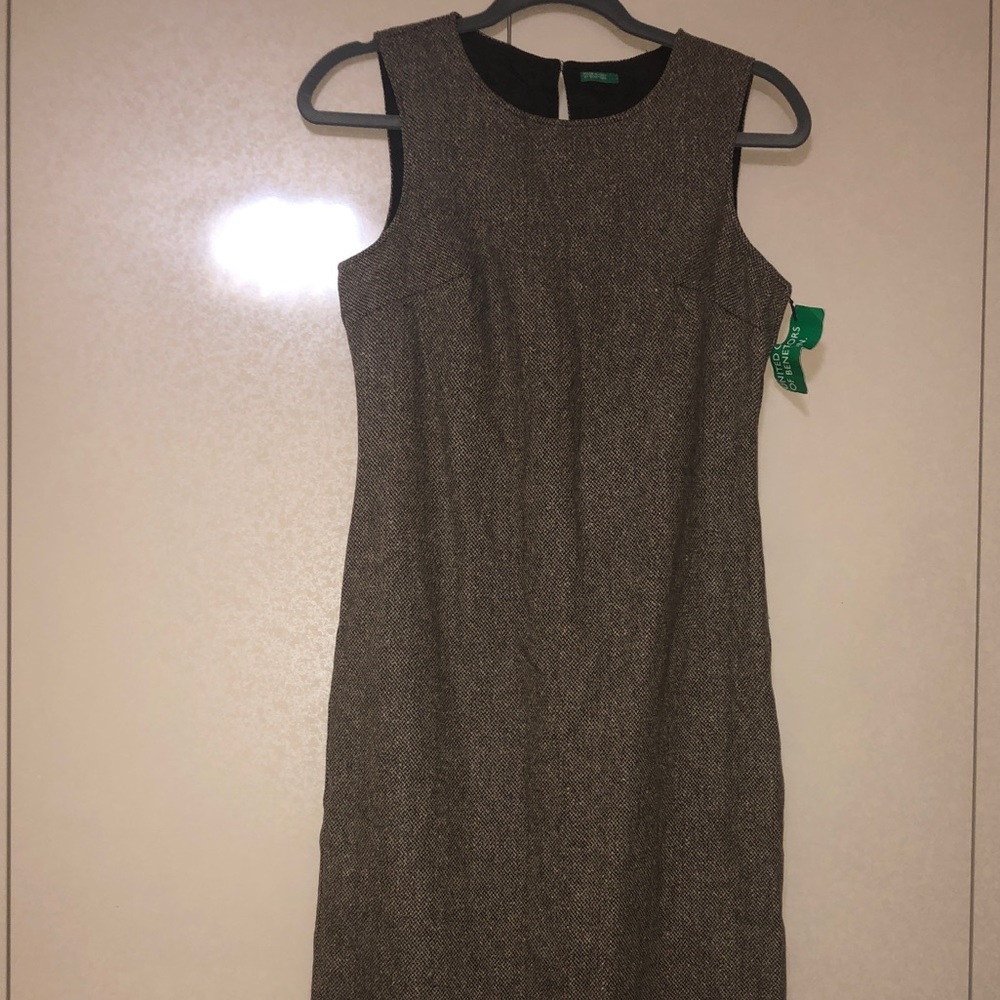 Modest sleeveless brown dress